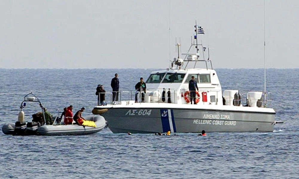 Επεισοδιακή καταδίωξη σκάφους με μετανάστες στην Σύμη-Πήγε να εμβολίσει περιπολικό του Λιμενικού